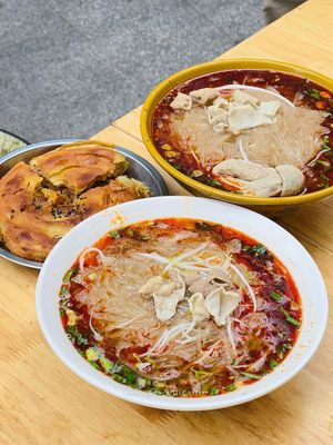 Zhengxin Jiulong Wang Steamed Bun with Spicy Tripe and Stewed Pork