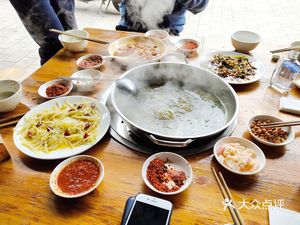 翘脚牛肉 (Dōngzǐyuàn Xiōngyuē)