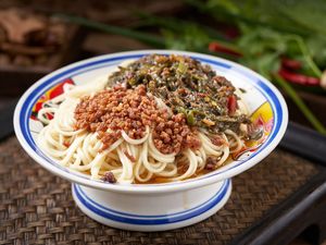 See卤戏汤·Burnt Pepper Pork Sauce Noodles