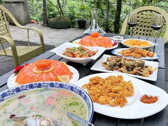 Qinxiangyuan Salmon Fire Chicken