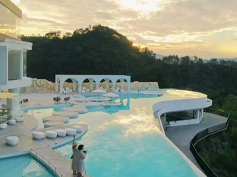 Lu En · Cliff Lake View Restaurant