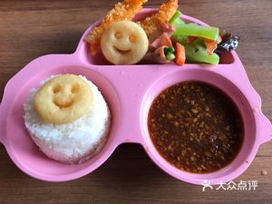 Rainforest Food Plaza