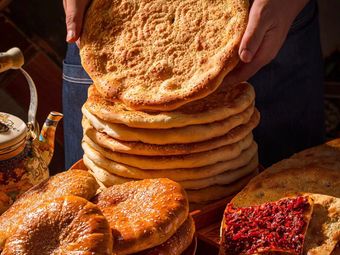 Xinjiang Delight: Roasted Flatbread and Baked Buns