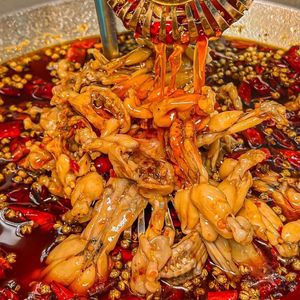 Yu Wei Yi Chang Frog with Fish (Pipashan Houjie Branch)