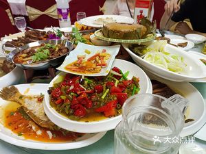 Jiangzhou Grand Hotel (Shunhe Department Store Branch)