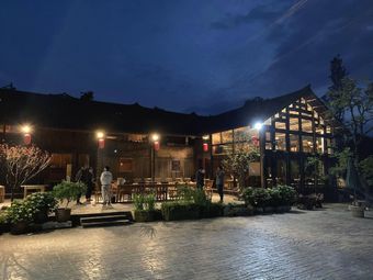 Silver Moon Courtyard