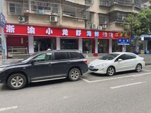Zhejiang-Chongqing Crawfish & BBQ (Bai Shiyi Store)