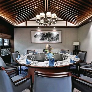 Half Mountain Restaurant (Store in the 18th Stair Traditional Landscape Area)