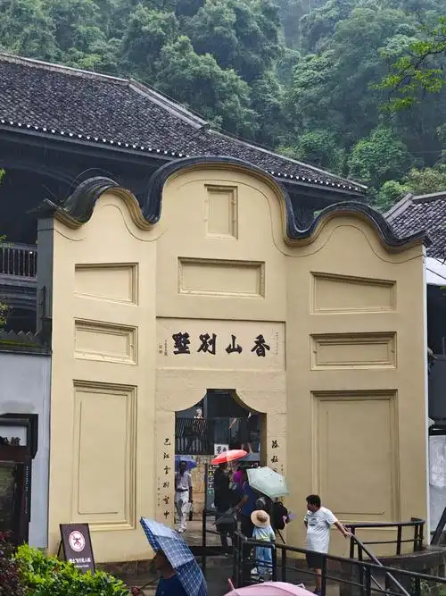 Bai Gonggu (White Public Mansion)