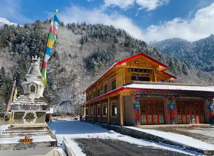Jiuzhaigou Entrance Folk Village