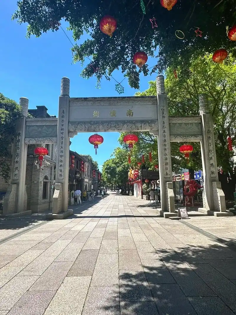 Three Lanes and Seven Alleys