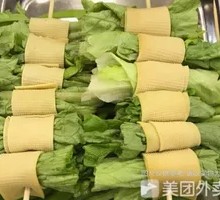 Rice paper rolls with lettuce