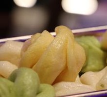 Flower-shaped steamed bun
