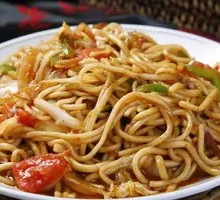 Stir-Fried Noodles with Tomato and Pork Shreds