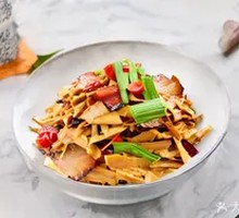 Spicy Sichuan-style腊肉 with Fresh Bamboo Shoots