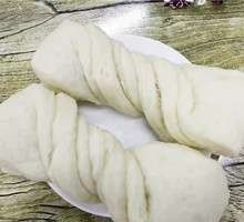 Flower-shaped steamed bun