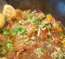 Stir-fried Spare Ribs and Chicken Feet in Iron Pot