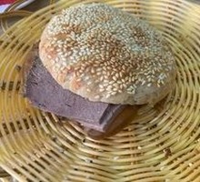 Pork-filled flatbread with donkey meat