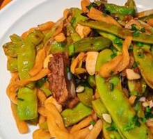 Pork Ribs with Green Beans and Wheat Rolls