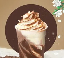 Snowy Black Chocolate Cake with Thick Cream