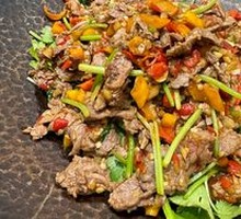 Stir-fried Yellow Beef with Smoke Flavor