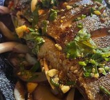 Grilled Crucian Carp on Iron Plate