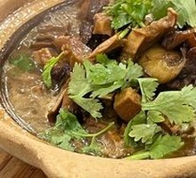 Braised Beef with Noodles in Clay Pot