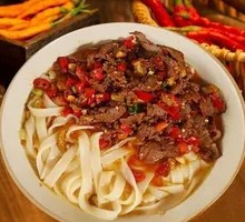Stir-Fried Yellow Beef with Rice Noodles