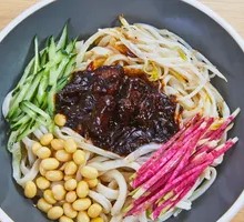 Meat丁 Fried Noodles with Sauce