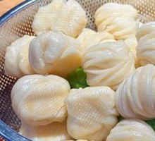 Flower-shaped steamed bun