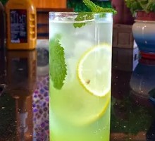 Cantaloupe and Green Grape Sparkling Water
