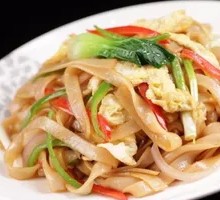 Stir-Fried Rice Noodles with Shredded Pork and Egg