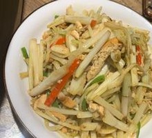 Stir-fried Celery Sprouts with Fried Tofu Skin