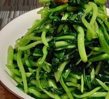 Stir-fried chicken greens with fried pork rinds