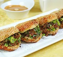 Braised flatbread with lean pork