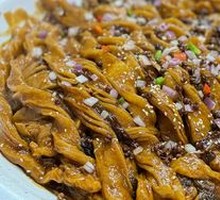 Boiled bighead carp with sticky rice rolls