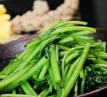 Garlic Stir-Fried Water Bamboo Shoots
