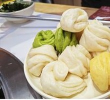 Flower-shaped steamed bun