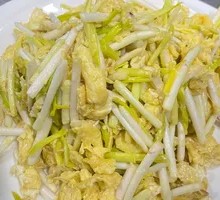 Stir-fried Eggs with Garlic Greens