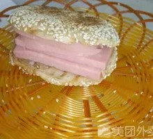 Pork-filled flatbread sandwich