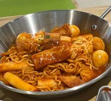 Ramen and Rice Cake Stir-Fry