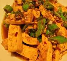 Stir-fried green pepper with fried tofu
