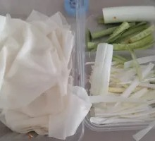 Cucumber Strips with Green Onion