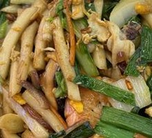 Stir-Fried Rice Noodles with Seafood