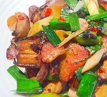 Stir-fried腊肉 with Green Garlic