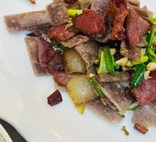 Preserved pork stir-fried with fern root cake