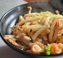 Stir-Fried Rice Noodles with Three Fresh Ingredients