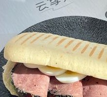 Black Pepper Beef Sandwich