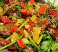 Steamed Mud Carp with Green and Red Peppers