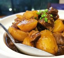 Stewed Beef Brisket with Small Potatoes